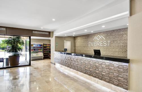 Everest, Ciudad Victoria