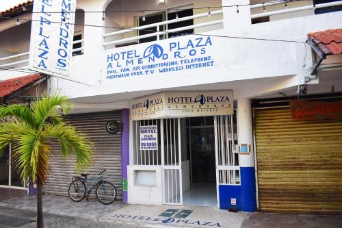 Plaza Almendros, Isla Mujeres