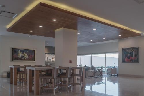 Holiday Inn Express and Suites Aeropuerto Terminal, Silao
